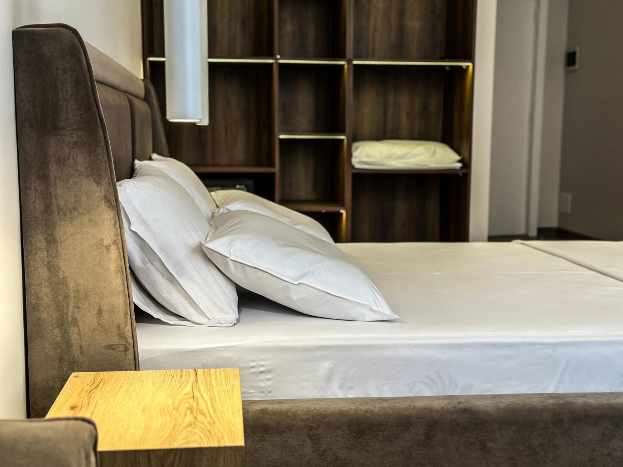 Alexander Rooms & Apartments ดูร์เรส ภายนอก รูปภาพ