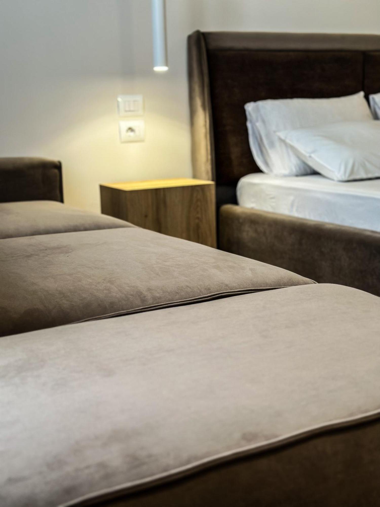 Alexander Rooms & Apartments ดูร์เรส ภายนอก รูปภาพ