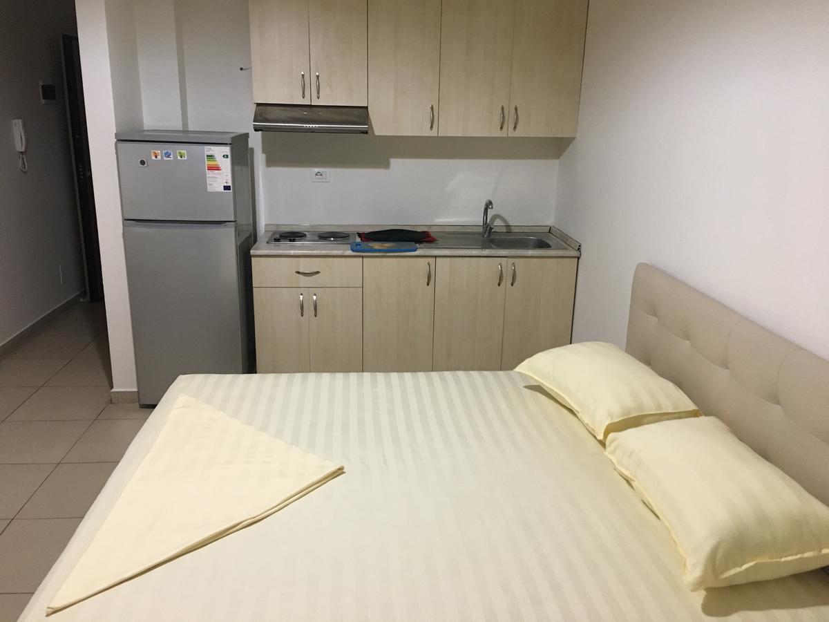 Alexander Rooms & Apartments ดูร์เรส ภายนอก รูปภาพ