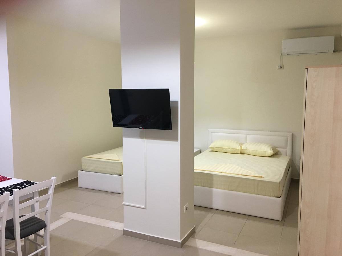 Alexander Rooms & Apartments ดูร์เรส ภายนอก รูปภาพ